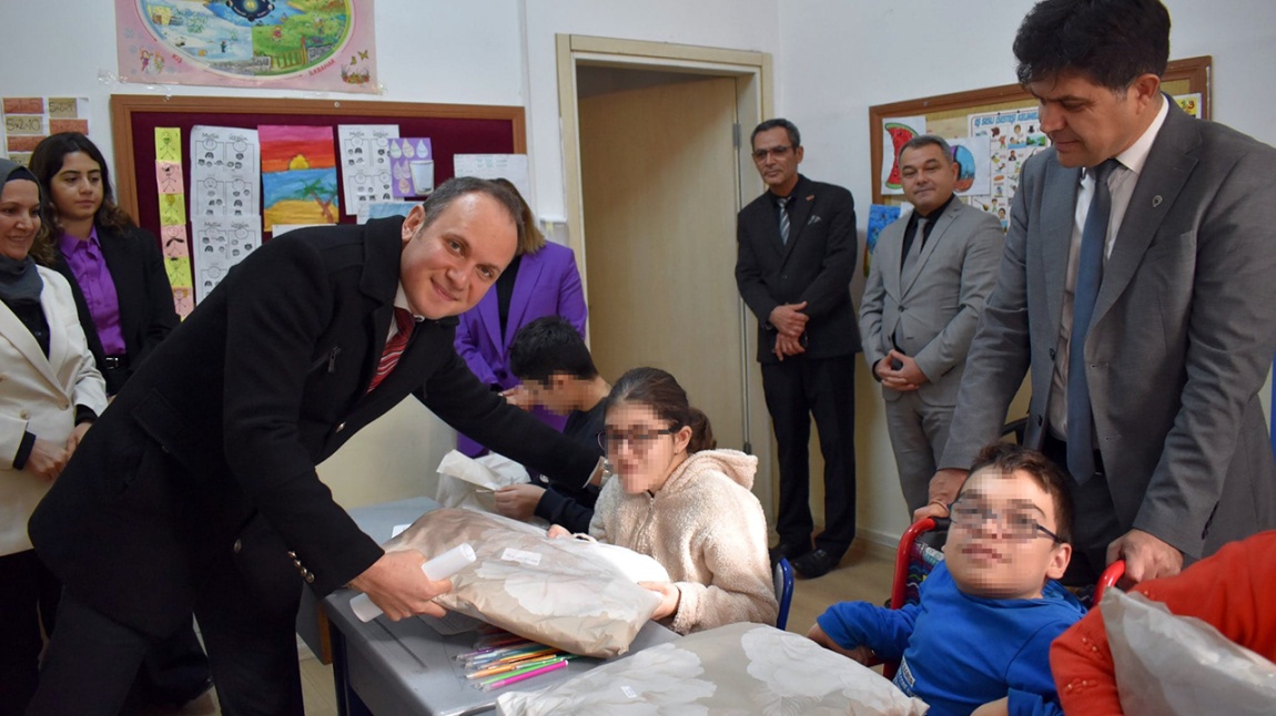 Vali Yardımcılarımız Sayın Yunus Emre AKPINAR ve Sayın Yasin ÖZCAN, 3 Aralık Dünya Engelliler Günü Farkındalık Programı kapsamında okulumuzu ziyaret ederek öğrencilerimize hediye takdim ettiler.